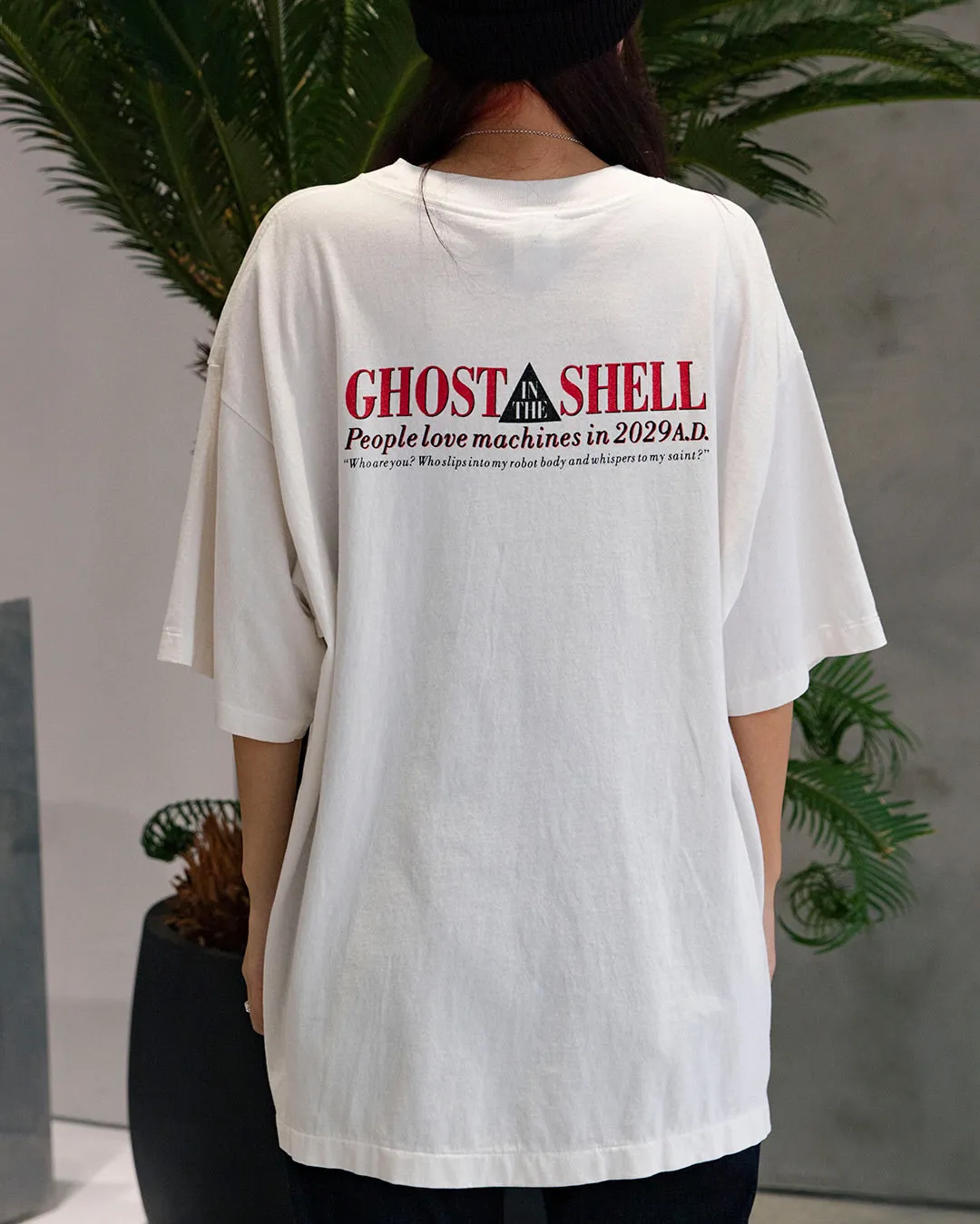 SAINT Mxxxxxx x GHOST IN THE SHELL ' GITS ' SS TEE/WHT Classic Big IP Ghost in the Shell co-branded Suzi Charge/Suzi Character TEE Off-white S-XL Cylindrical side seamless fabric 220g high gram weight OE yarn ⚠️Note: It is almost meaningless if it is not a cylindrical fabric Customized joint main mark/joint wash mark/little angel anti-counterfeiting label Original factory level printing factory Top purchasing agent level